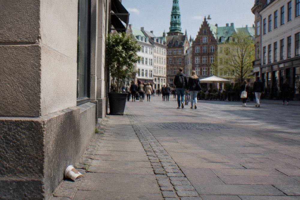 Calle peatonal de compras Strøget de Copenhague con edificios históricos a ambos lados
