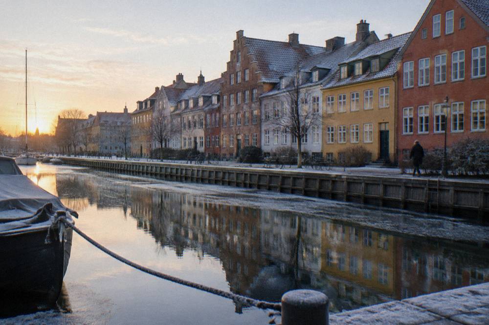Casas históricas de colores junto a un canal en el barrio de Christianshavn, Copenhague