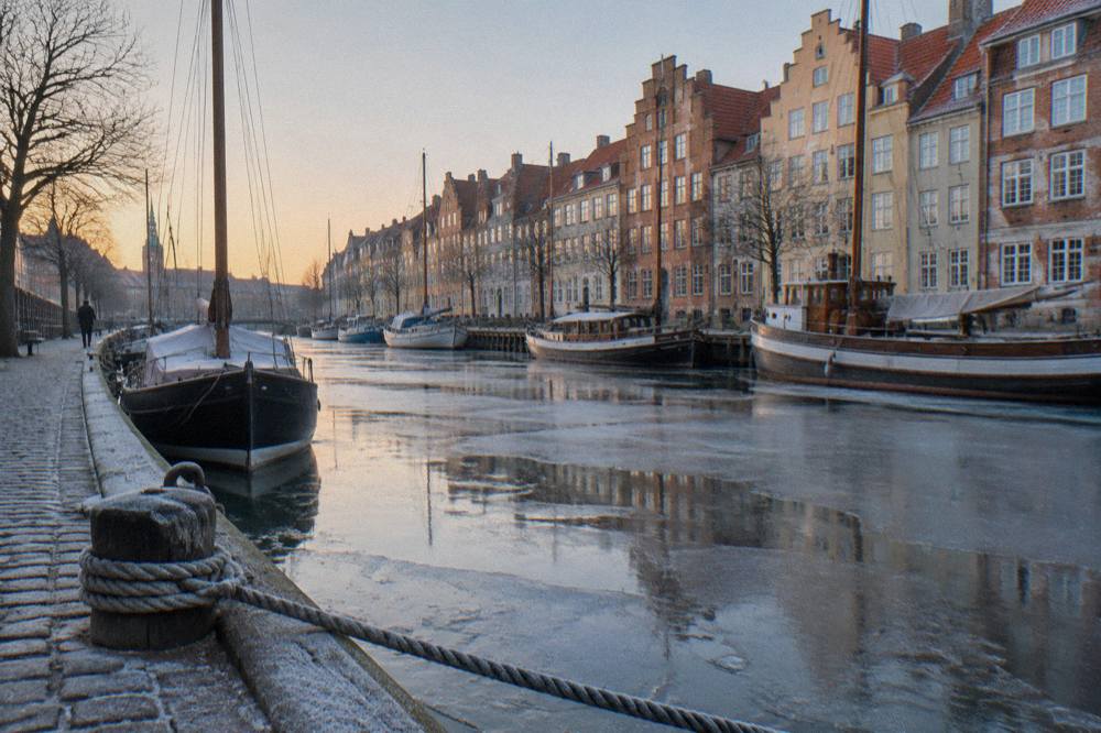 Canal en Christianshavn con casas históricas y barcos amarrados a lo largo del agua