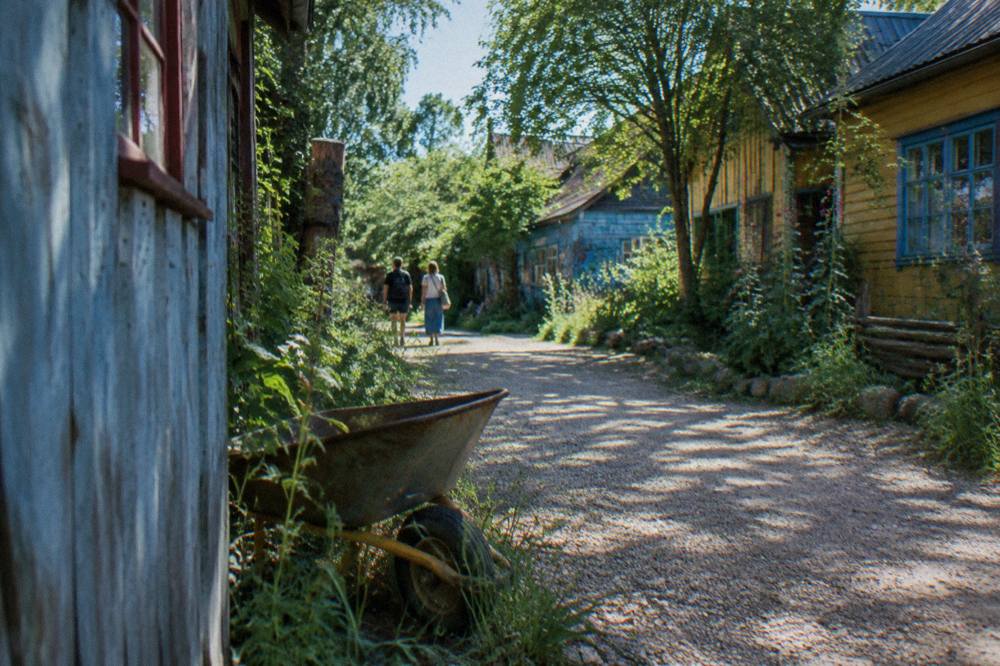 Casas de madera pintadas de colores y un camino de grava en Freetown Christiania