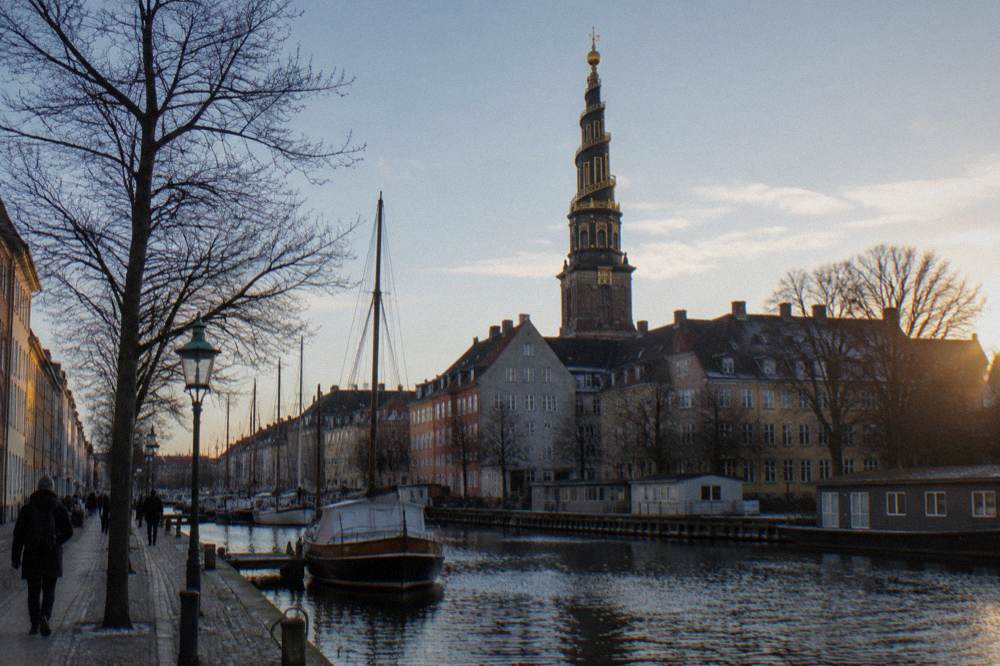 La aguja retorcida de la Iglesia de Nuestro Salvador elevándose sobre los tejados de Christianshavn