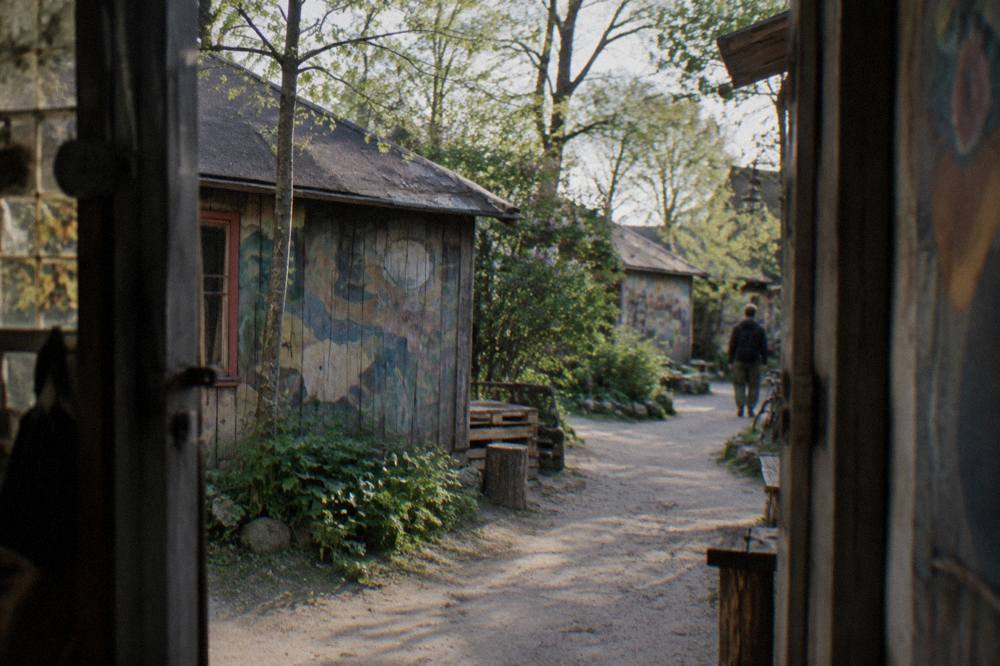 Casas de madera coloridas y murales artesanales a lo largo de un sendero en Christiania