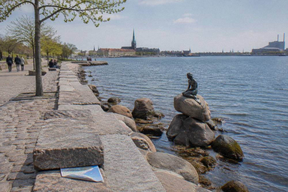 El paseo marítimo de Langelinie con la estatua de La Sirenita visible en su roca junto a la línea de agua
