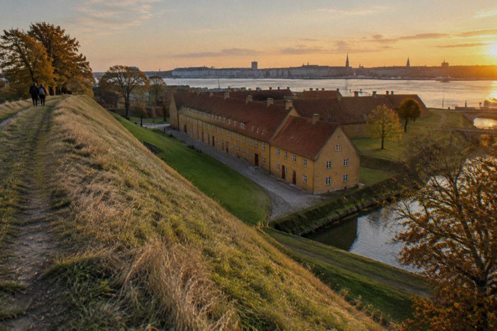Las murallas en forma de estrella de la fortaleza de Kastellet vistas desde arriba, con el puerto al fondo