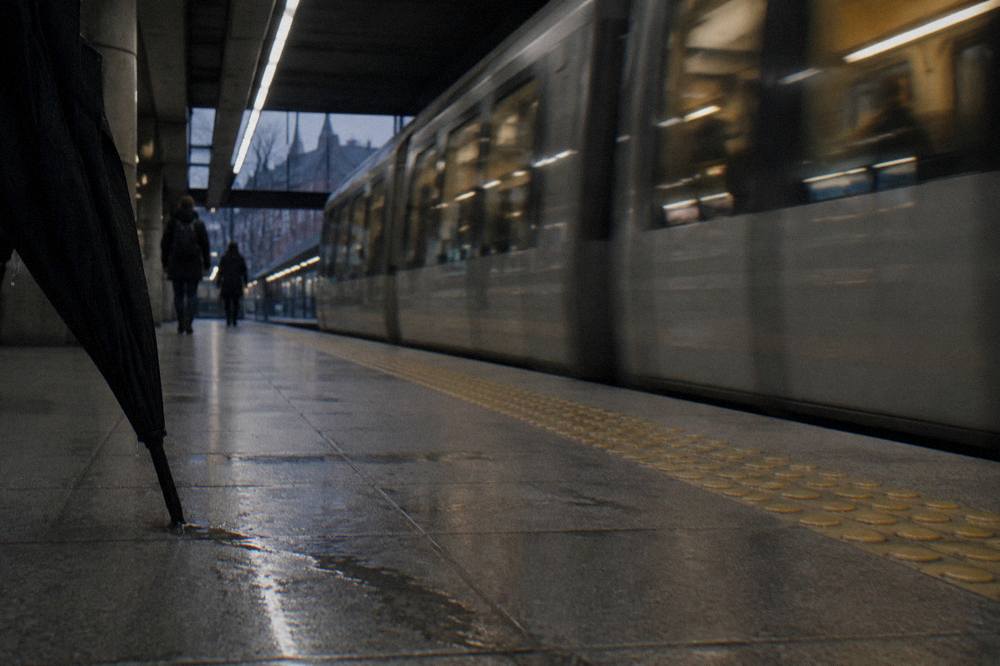 Una plataforma de metro de Copenhague limpia, con un tren moderno en las puertas